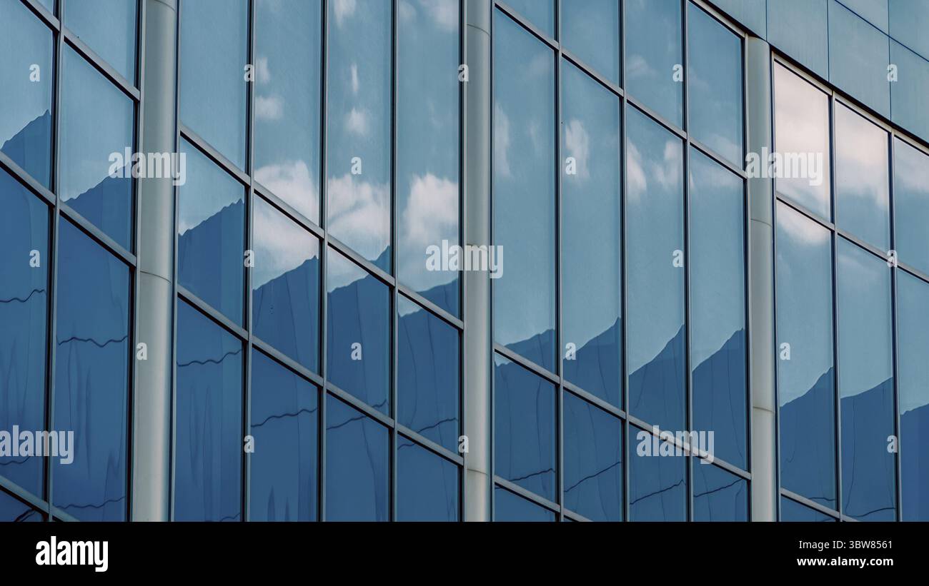 Fond abstrait reflété dans les fenêtres en verre du bâtiment Banque D'Images