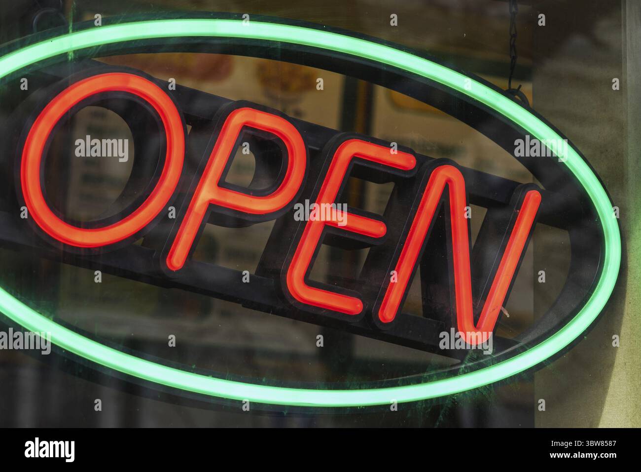 Affiche lumineuse rouge et verte au néon ouverte sur les devantures de magasins pour indiquer les heures d'ouverture Banque D'Images