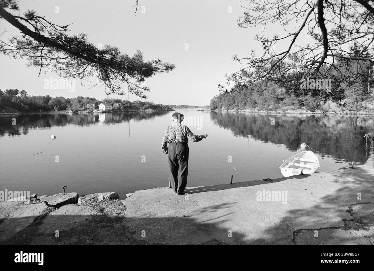 Aktuell 26 - 6 - 1970 : L'été du sud de la Norvège attend. Nous avons fait une visite éphémère de la plage à l'un des paradis de vacances du sud de la Norvège, Brekkestø, et pouvons vous le signaler : les campings, les maisons d'hôtes et les résidents locaux attendent la grande invasion de vacances de l'été. Attente avec le soleil, cuisson Svaberg et la morue qui vont au leurre et filet. Sven Arthur Haavik, 77 ans, prouve que la morue va volontiers au leurre dans le détroit. Il tire le leurre avec l'aide d'une boîte de bol de poisson, et il obtient du poisson. Haavik est un marin à la retraite, il a navigué pendant deux guerres mondiales, mais a trouvé une vie paisible qui Banque D'Images