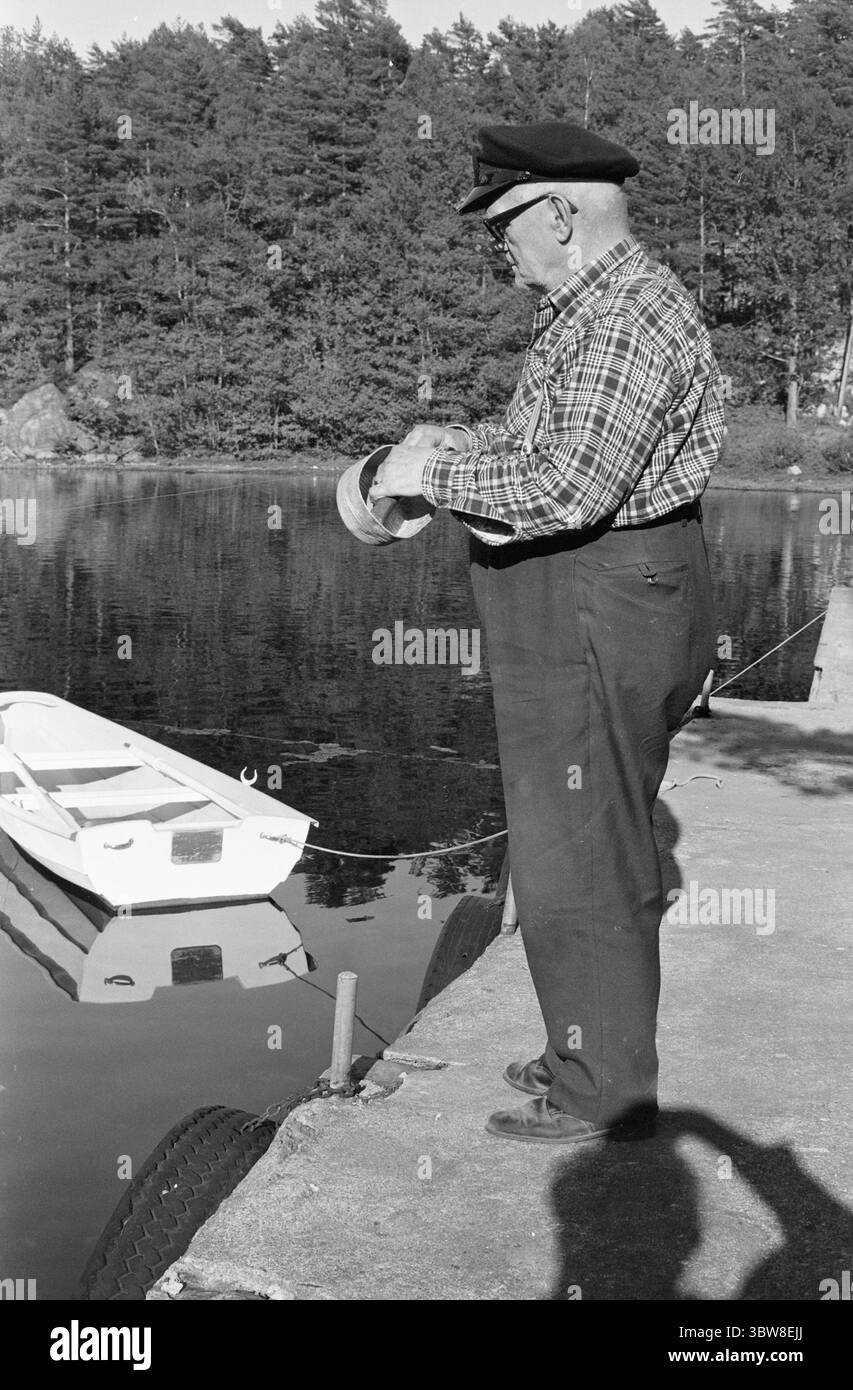 Aktuell 26 - 6 - 1970 : L'été du sud de la Norvège attend. Nous avons fait une visite éphémère de la plage à l'un des paradis de vacances du sud de la Norvège, Brekkestø, et pouvons vous le signaler : les campings, les maisons d'hôtes et les résidents locaux attendent la grande invasion de vacances de l'été. Attente avec le soleil, cuisson Svaberg et la morue qui vont au leurre et filet. Sven Arthur Haavik, 77 ans, prouve que la morue va volontiers au leurre dans le détroit. Il tire le leurre avec l'aide d'une boîte de bol de poisson, et il obtient du poisson. Haavik est un marin à la retraite, il a navigué pendant deux guerres mondiales, mais a trouvé une vie paisible qui Banque D'Images