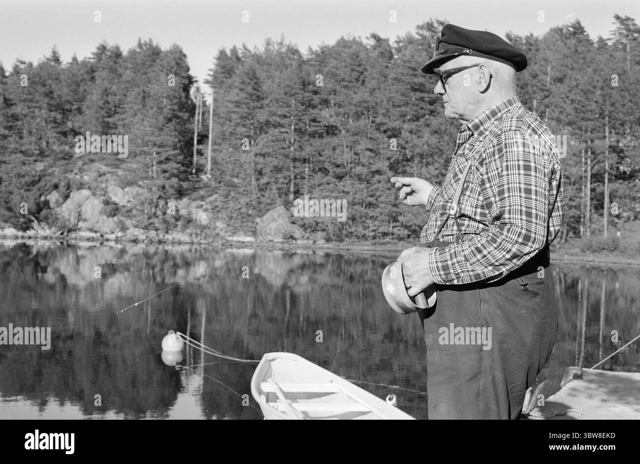Aktuell 26 - 6 - 1970 : L'été du sud de la Norvège attend. Nous avons fait une visite éphémère de la plage à l'un des paradis de vacances du sud de la Norvège, Brekkestø, et pouvons vous le signaler : les campings, les maisons d'hôtes et les résidents locaux attendent la grande invasion de vacances de l'été. Attente avec le soleil, cuisson Svaberg et la morue qui vont au leurre et filet. Sven Arthur Haavik, 77 ans, prouve que la morue va volontiers au leurre dans le détroit. Il tire le leurre avec l'aide d'une boîte de bol de poisson, et il obtient du poisson. Haavik est un marin à la retraite, il a navigué pendant deux guerres mondiales, mais a trouvé une vie paisible qui Banque D'Images
