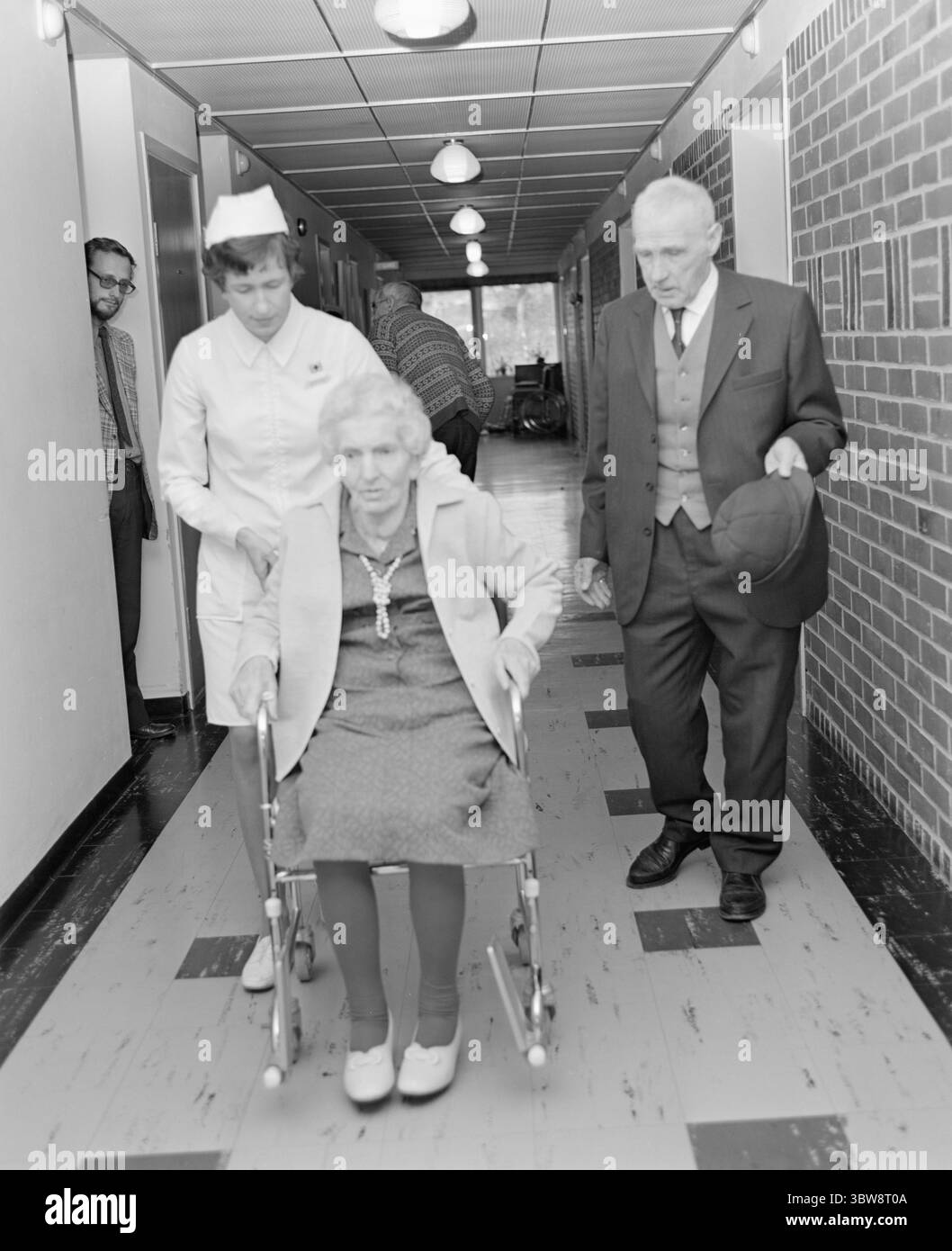 Current 45-3-1972 : à la municipalité, vous séparez l'annonce... Couple marié Martha (80 ans) et Rasmus (78 ans) Indrebo de Sandnes sont mariés depuis près de 49 ans. Ils se sont collés ensemble à travers épais et minces, et n'ont jamais été séparés. Pas pour l'instant. La municipalité de Sandnes manque de places en maison de retraite pour eux. Ils ont été involontairement « séparés ». La femme vit maintenant dans une maison de soins infirmiers à Sandnes, mais le mari doit vivre dans une maison de retraite à temps. Photo : Bjarne Bringeland/Aktuell/NTB ***PHOTO NON TRAITÉE *** Banque D'Images