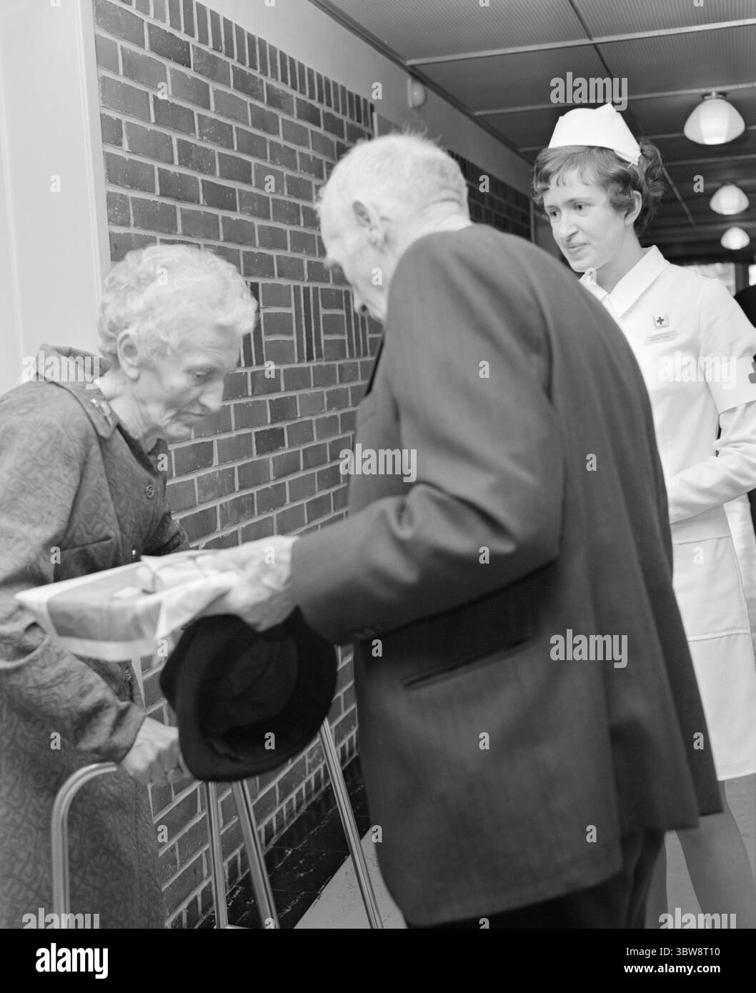 Current 45-3-1972 : à la municipalité, vous séparez l'annonce... Couple marié Martha (80 ans) et Rasmus (78 ans) Indrebo de Sandnes sont mariés depuis près de 49 ans. Ils se sont collés ensemble à travers épais et minces, et n'ont jamais été séparés. Pas pour l'instant. La municipalité de Sandnes manque de places en maison de retraite pour eux. Ils ont été involontairement « séparés ». La femme vit maintenant dans une maison de soins infirmiers à Sandnes, mais le mari doit vivre dans une maison de retraite à temps. Photo : Bjarne Bringeland/Aktuell/NTB ***PHOTO NON TRAITÉE *** Banque D'Images
