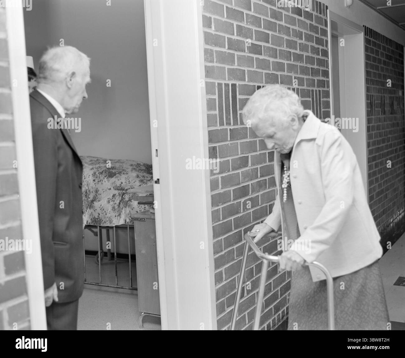 Current 45-3-1972 : à la municipalité, vous séparez l'annonce... Couple marié Martha (80 ans) et Rasmus (78 ans) Indrebo de Sandnes sont mariés depuis près de 49 ans. Ils se sont collés ensemble à travers épais et minces, et n'ont jamais été séparés. Pas pour l'instant. La municipalité de Sandnes manque de places en maison de retraite pour eux. Ils ont été involontairement « séparés ». La femme vit maintenant dans une maison de soins infirmiers à Sandnes, mais le mari doit vivre dans une maison de retraite à temps. Photo : Bjarne Bringeland/Aktuell/NTB ***PHOTO NON TRAITÉE *** Banque D'Images