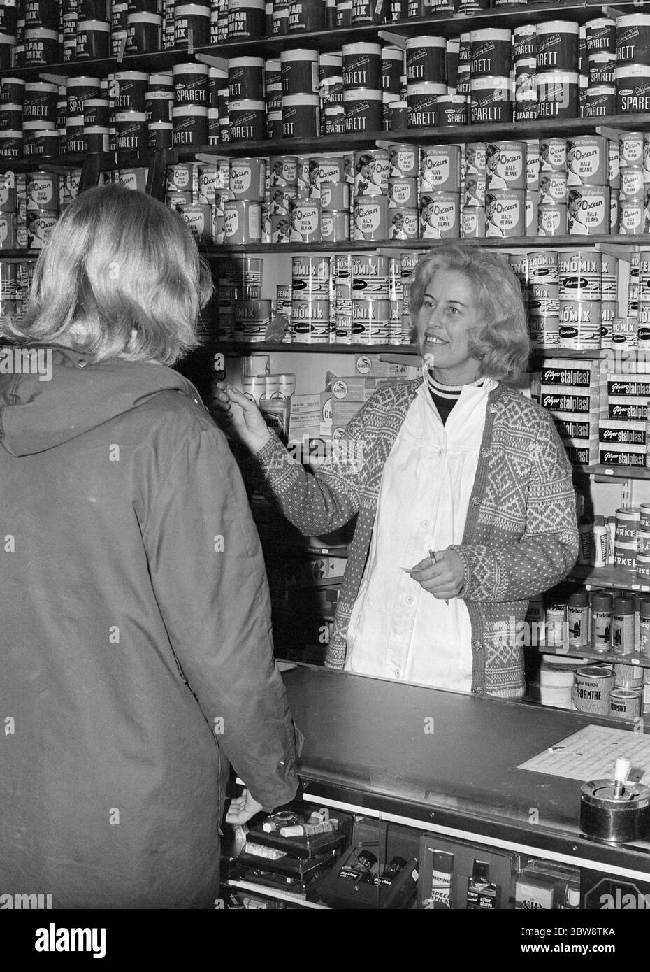 Aktuell 9 - 4 - 1970 : une bouteille de Lynol, Merci ! Bjørn Kristiansen a 15 ans et est étudiant à Hovik Junior High School. Il est apparu pour Aktuell pour voir s'il pouvait acheter Lynol à Fargehandlere. Magni Strande dans le Fargehandel de Harald Muus à Oslo a refusé de vendre Lynol à Bjørn.photo : Aage Storløkken / Aktuell / NTB ***la photo n'est pas traitée*** *le texte est traduit automatiquement* Banque D'Images