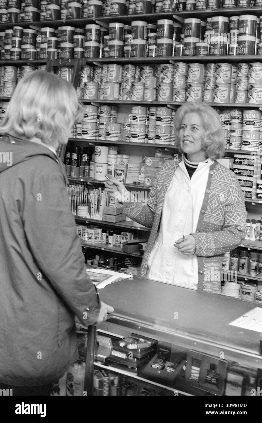 Aktuell 9 - 4 - 1970 : une bouteille de Lynol, Merci ! Bjørn Kristiansen a 15 ans et est étudiant à Hovik Junior High School. Il est apparu pour Aktuell pour voir s'il pouvait acheter Lynol à Fargehandlere. Magni Strande dans le Fargehandel de Harald Muus à Oslo a refusé de vendre Lynol à Bjørn.photo : Aage Storløkken / Aktuell / NTB ***la photo n'est pas traitée*** *le texte est traduit automatiquement* Banque D'Images