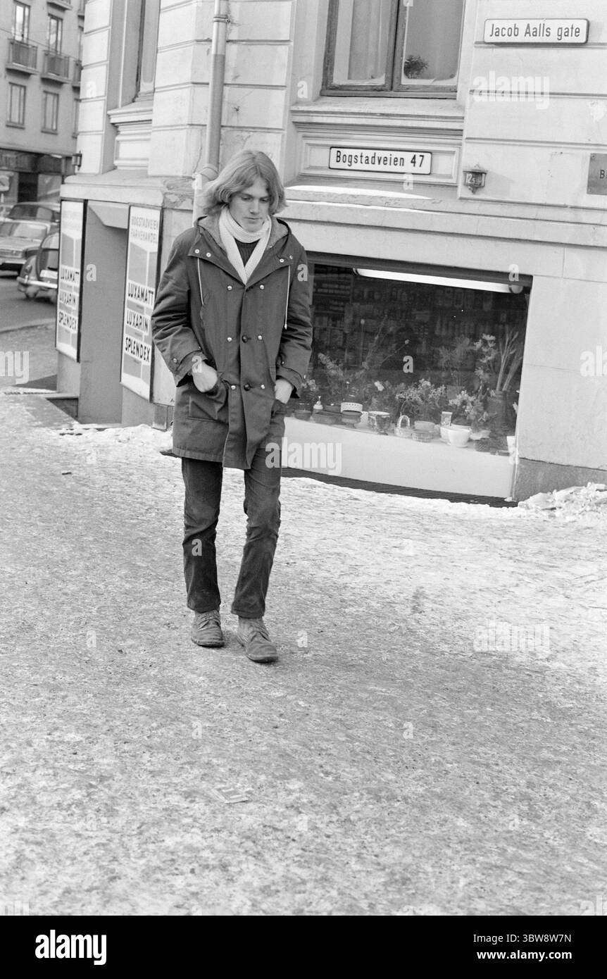 Aktuell 9 - 4 - 1970 : une bouteille de Lynol, Merci ! Bjørn Kristiansen a 15 ans et est étudiant à Hovik Junior High School. Il est apparu pour Aktuell pour voir s'il pouvait acheter Lynol à Fargehandlere. Dix sur onze vendeurs de teintures ont refusé de le vendre. Bjørn a pu acheter Lynol dans un seul magasin, mais c'est parce que l'homme qui lui a vendu pensait que Bjørn avait dix-huit ans. Photo : Aage Storløkken / Aktuell / NTB ***la photo n'est pas traitée*** *le texte est traduit automatiquement* Banque D'Images