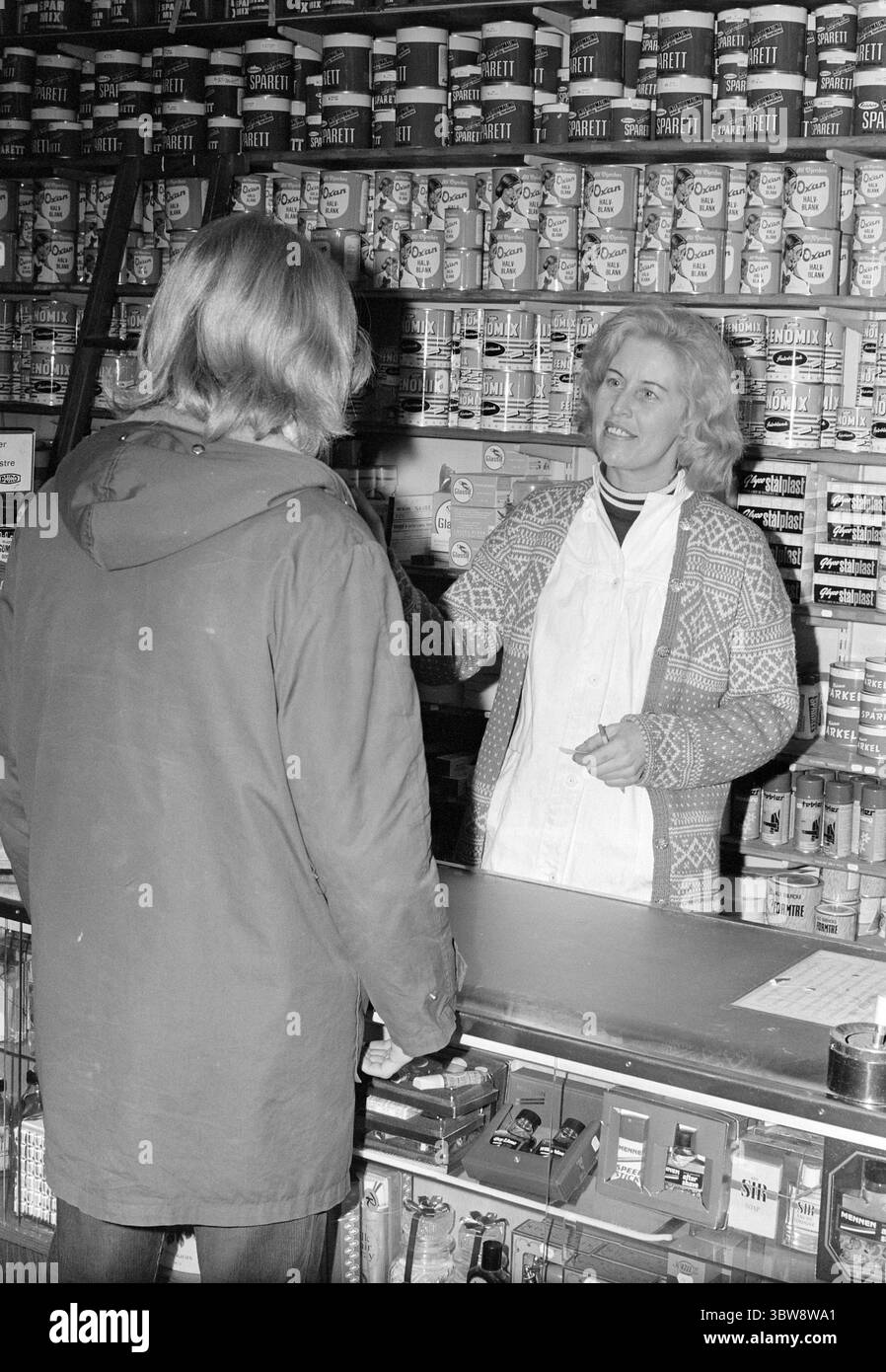 Aktuell 9 - 4 - 1970 : une bouteille de Lynol, Merci ! Bjørn Kristiansen a 15 ans et est étudiant à Hovik Junior High School. Il est apparu pour Aktuell pour voir s'il pouvait acheter Lynol à Fargehandlere. Magni Strande dans le Fargehandel de Harald Muus à Oslo a refusé de vendre Lynol à Bjørn.photo : Aage Storløkken / Aktuell / NTB ***la photo n'est pas traitée*** *le texte est traduit automatiquement* Banque D'Images