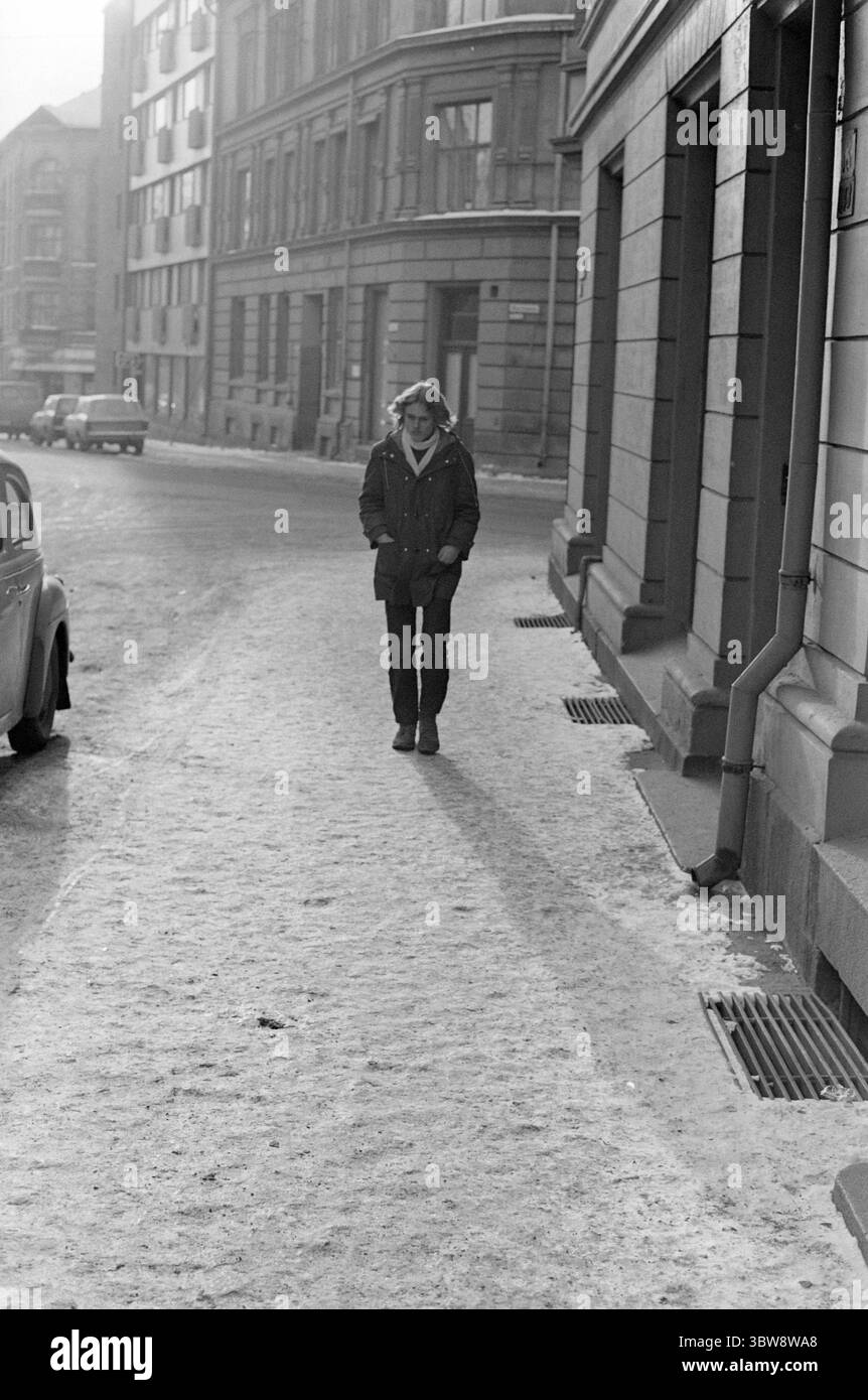 Aktuell 9 - 4 - 1970 : une bouteille de Lynol, Merci ! Bjørn Kristiansen a 15 ans et est étudiant à Hovik Junior High School. Il est apparu pour Aktuell pour voir s'il pouvait acheter Lynol à Fargehandlere. Dix sur onze vendeurs de teintures ont refusé de le vendre. Bjørn a pu acheter Lynol dans un seul magasin, mais c'est parce que l'homme qui lui a vendu pensait que Bjørn avait dix-huit ans. Photo : Aage Storløkken / Aktuell / NTB ***la photo n'est pas traitée*** *le texte est traduit automatiquement* Banque D'Images