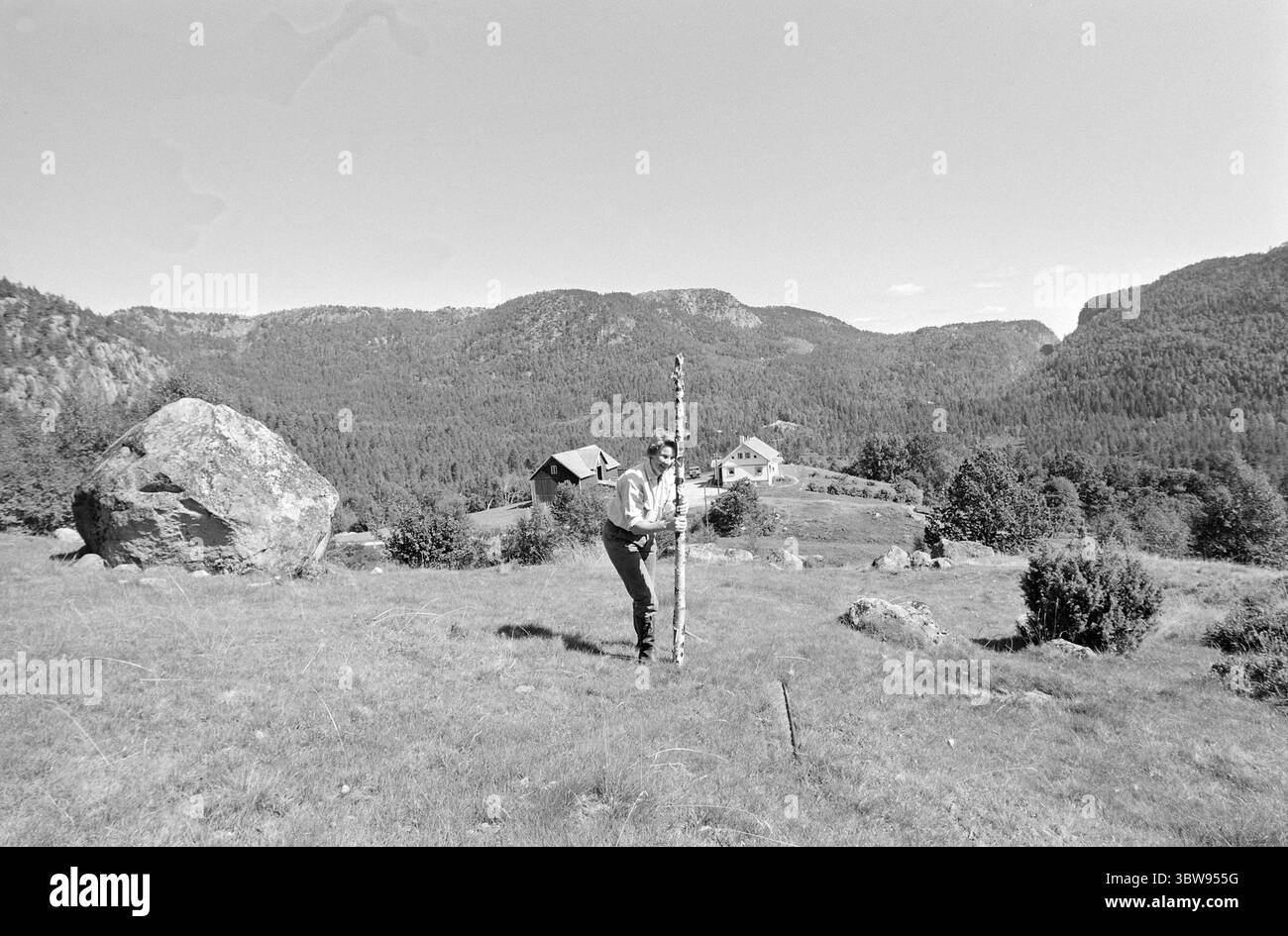 Current 36-8-1971 : beaucoup de fers dans le feu. Nerstøl est une petite ferme de santé à Vest-Agder, que la fille excédentaire Borghild Werdal dirige avec enthousiasme et enthousiasme. Photo : Ivar Aaserud / Aktuell / NTB ***la photo n'est pas traitée*** Banque D'Images