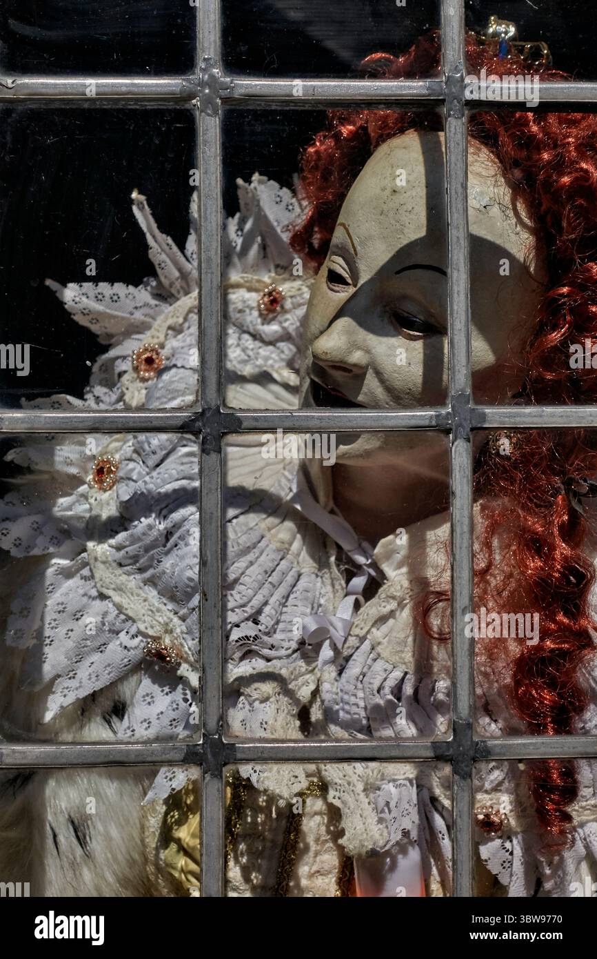 Figure effrayante d'une femme regardant par la fenêtre du musée Tudor World Stratford upon Avon England UK Banque D'Images