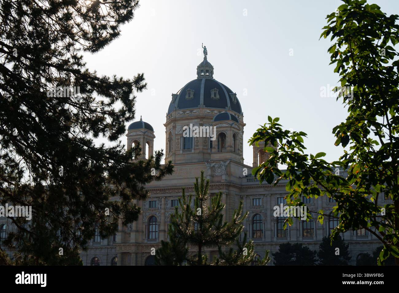 Le Musée d'histoire naturelle de Vienne sous les rayons du soleil du soir. Autriche. Banque D'Images