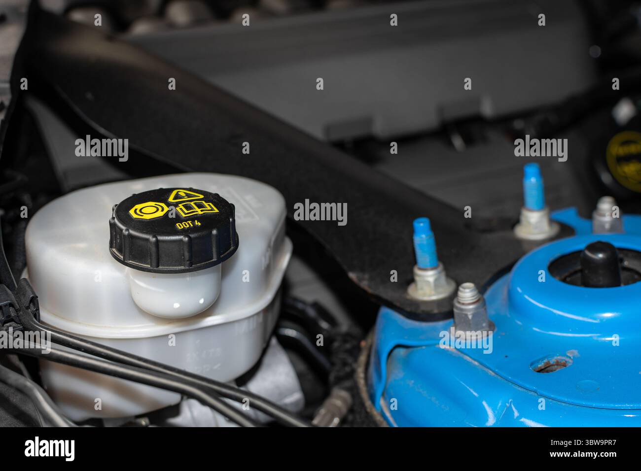 Réservoir de liquide de frein et d'embrayage DOT4 situé dans le compartiment moteur d'un véhicule Banque D'Images