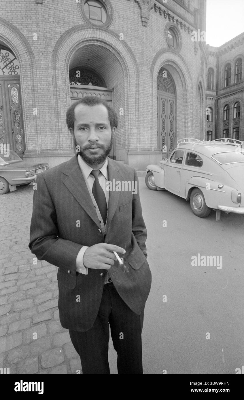 Courant 18 - 1 - 1971 : il a combattu pour la libérationOnesimo Silveira, 36 ans, et représentant du mouvement de libération dans la colonie portugaise ouest-africaine de Guinée-Bissau. Silveira étudie en Suède, où il a une bourse pour obtenir un doctorat en sciences politiques. Onesimo Silveira s'est récemment rendu à Oslo en tant qu'invité de L'AUF dans le pays en relation avec le traitement par le Storting des relations de la Norvège avec l'oppression coloniale du Portugal. Photo : aktuell / NTB ***PHOTO NON TRAITÉE*** Banque D'Images