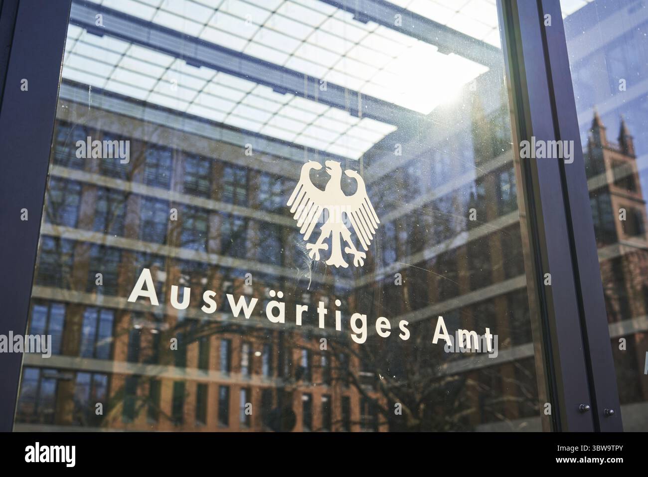 Lettrage du ministère des Affaires étrangères et aigle fédéral sur une porte d'entrée du ministère, Berlin, Berlin, Allemagne Banque D'Images