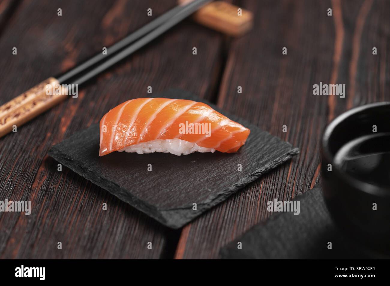Sushi japonais. Vue de dessus de l'assortiment de sushis nigiri avec saumon sur le fond naturel en pierre, format vertical Banque D'Images