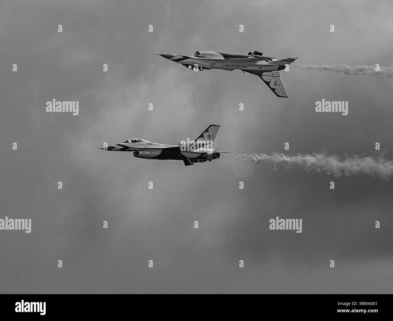 Les Thunderbirds de l'USAF volent en formation miroir opposée lors d'un spectacle aérien McGuire AFB le 16 mai 2025. Présenté en noir et blanc dramatique pour éditorial Banque D'Images