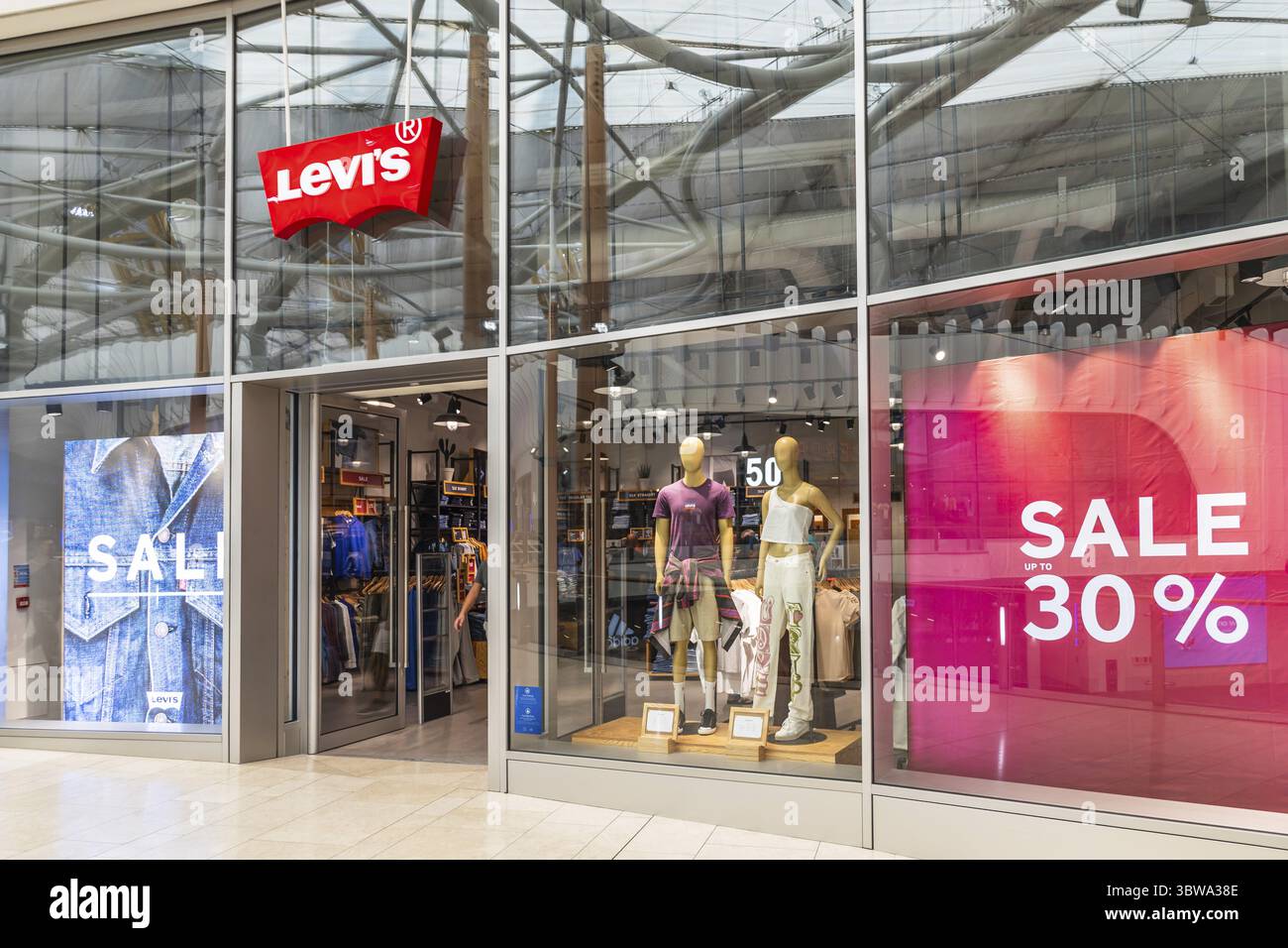 Lévis Storefront à l'O2 Arena, Londres : mode denim emblématique et affichages de soldes élégants. Londres, Royaume-Uni, 29 juin 2023 Banque D'Images