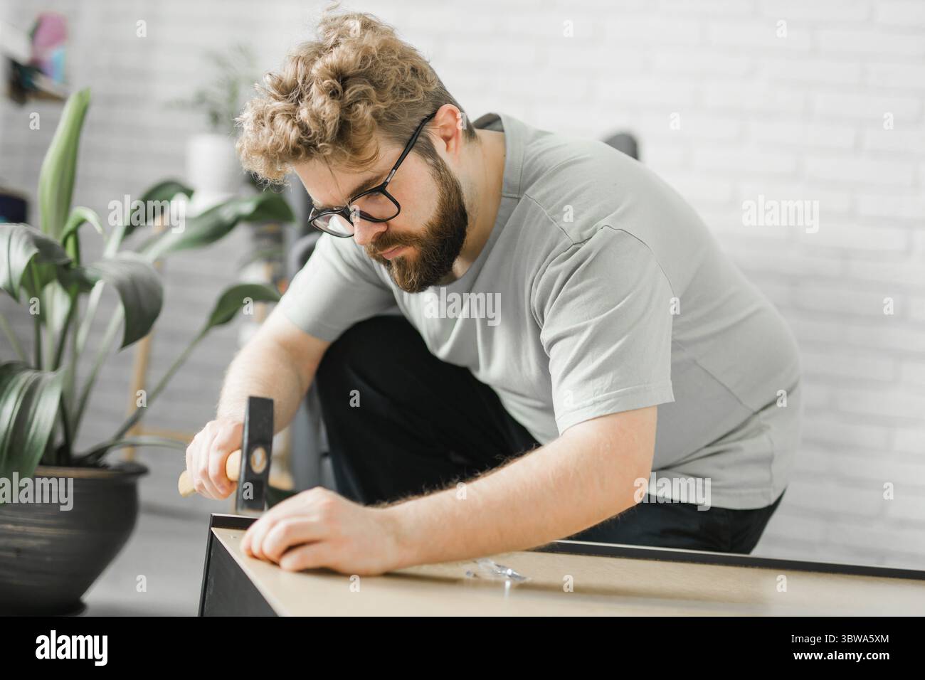 Portrait de l'homme assemblant des meubles. Faites-le vous-même assemblage de meubles à la maison Banque D'Images