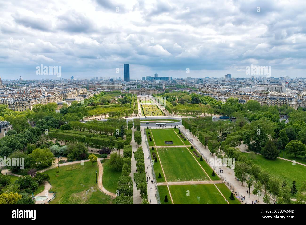 Vue plongeante sur le champ de mars, un grand parc public et un espace vert à Paris, France. Banque D'Images