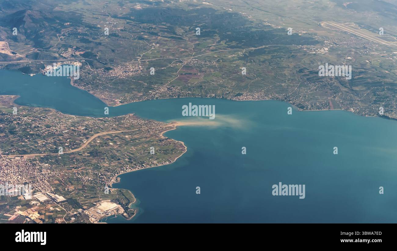 Vue panoramique depuis la fenêtre de l'avion vers la Grèce Athènes et la mer Égée Banque D'Images