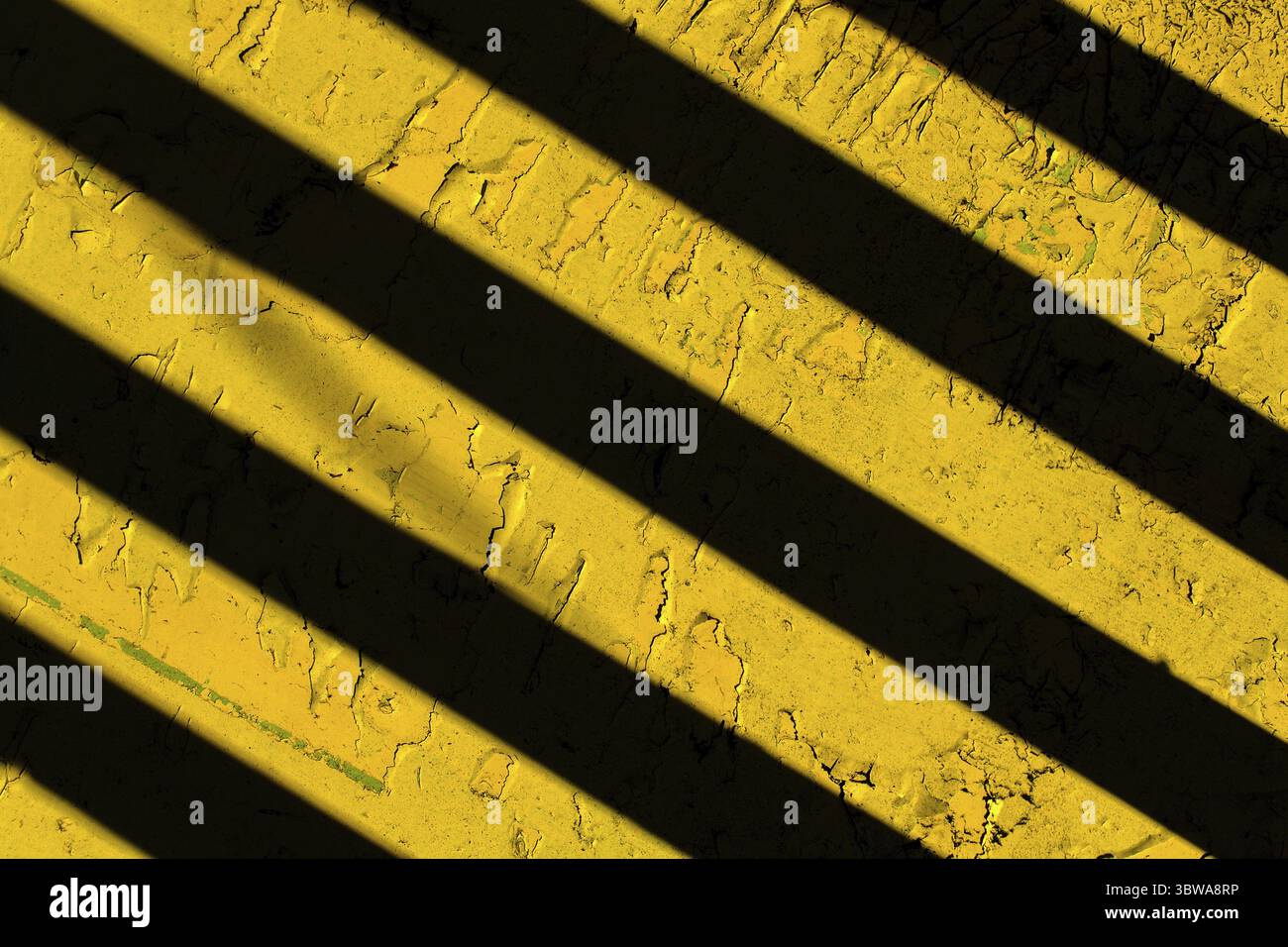 Fond jaune avec bandes diagonales noires. Fond abstrait pour la conception Banque D'Images