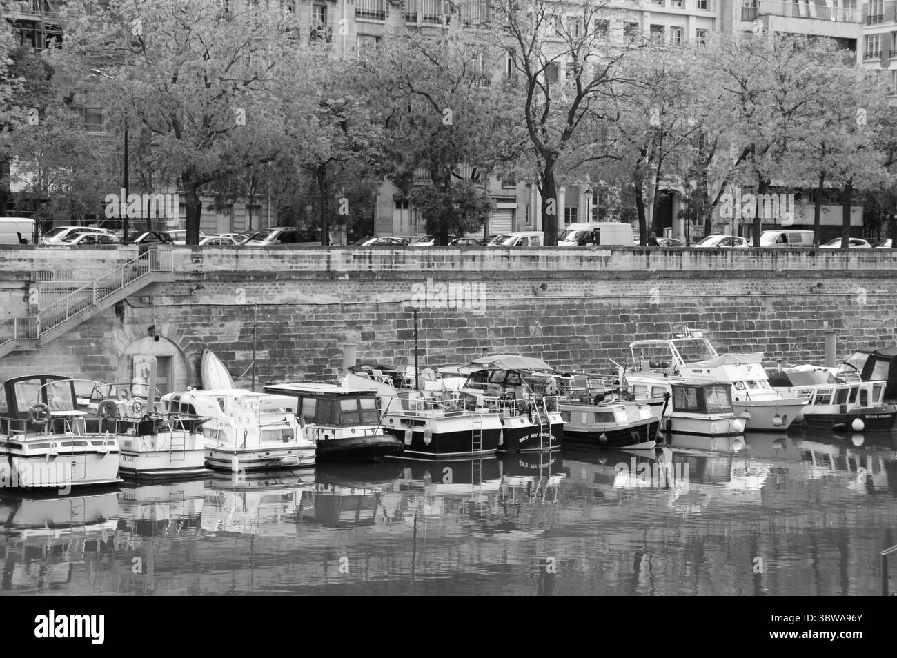 Péniches amarrées au Port de l’Arsenal, Bastille, Paris, France Banque D'Images