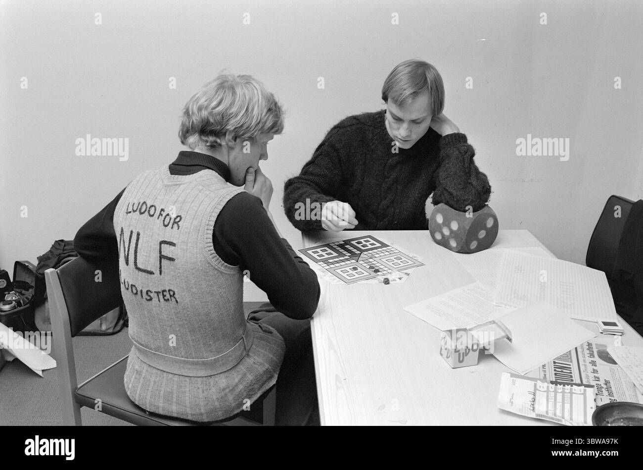Courant 47 - 11 - 1972 : le peuple Ludo frappe. Le mouvement Ludo a du vent dans les voiles. L'Association norvégienne Ludo a été fondée et mène des recherches sur Ludo. Les Ludistes prennent leur jeu au sérieux. Photo : Aage Storløkken/Aktuell/NTB ***PHOTO NON TRAITÉE *** Banque D'Images