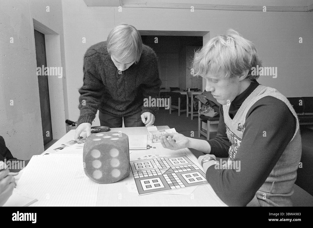 Courant 47 - 11 - 1972 : le peuple Ludo frappe. Le mouvement Ludo a du vent dans les voiles. L'Association norvégienne Ludo a été fondée et mène des recherches sur Ludo. Les Ludistes prennent leur jeu au sérieux. Cand. Helge Totland (à gauche) et Stud, réel. Tore Rolf Lund est à la tête de l’Institut nordique Ludo. Totland a également le poste d'idéologue en chef, tandis que Lund s'occupe de l'administration. Photo : Aage Storløkken/Aktuell/NTB ***PHOTO NON TRAITÉE *** Banque D'Images