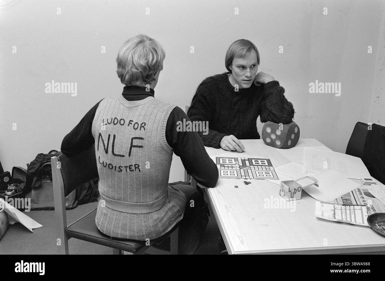 Courant 47 - 11 - 1972 : le peuple Ludo frappe. Le mouvement Ludo a du vent dans les voiles. L'Association norvégienne Ludo a été fondée et mène des recherches sur Ludo. Les Ludistes prennent leur jeu au sérieux. Photo : Aage Storløkken/Aktuell/NTB ***PHOTO NON TRAITÉE *** Banque D'Images
