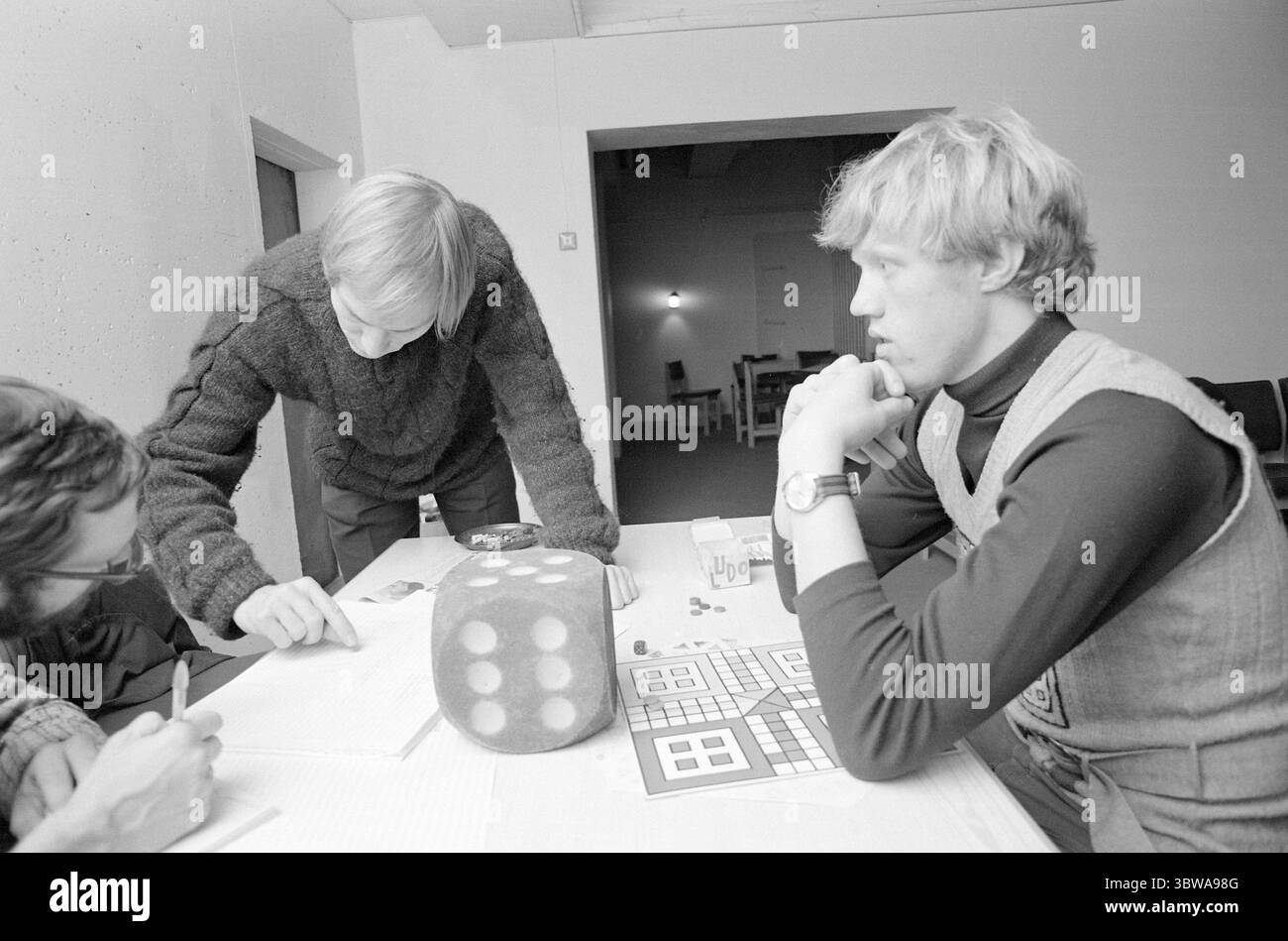 Courant 47 - 11 - 1972 : le peuple Ludo frappe. Le mouvement Ludo a du vent dans les voiles. L'Association norvégienne Ludo a été fondée et mène des recherches sur Ludo. Les Ludistes prennent leur jeu au sérieux. Photo : Aage Storløkken/Aktuell/NTB ***PHOTO NON TRAITÉE *** Banque D'Images