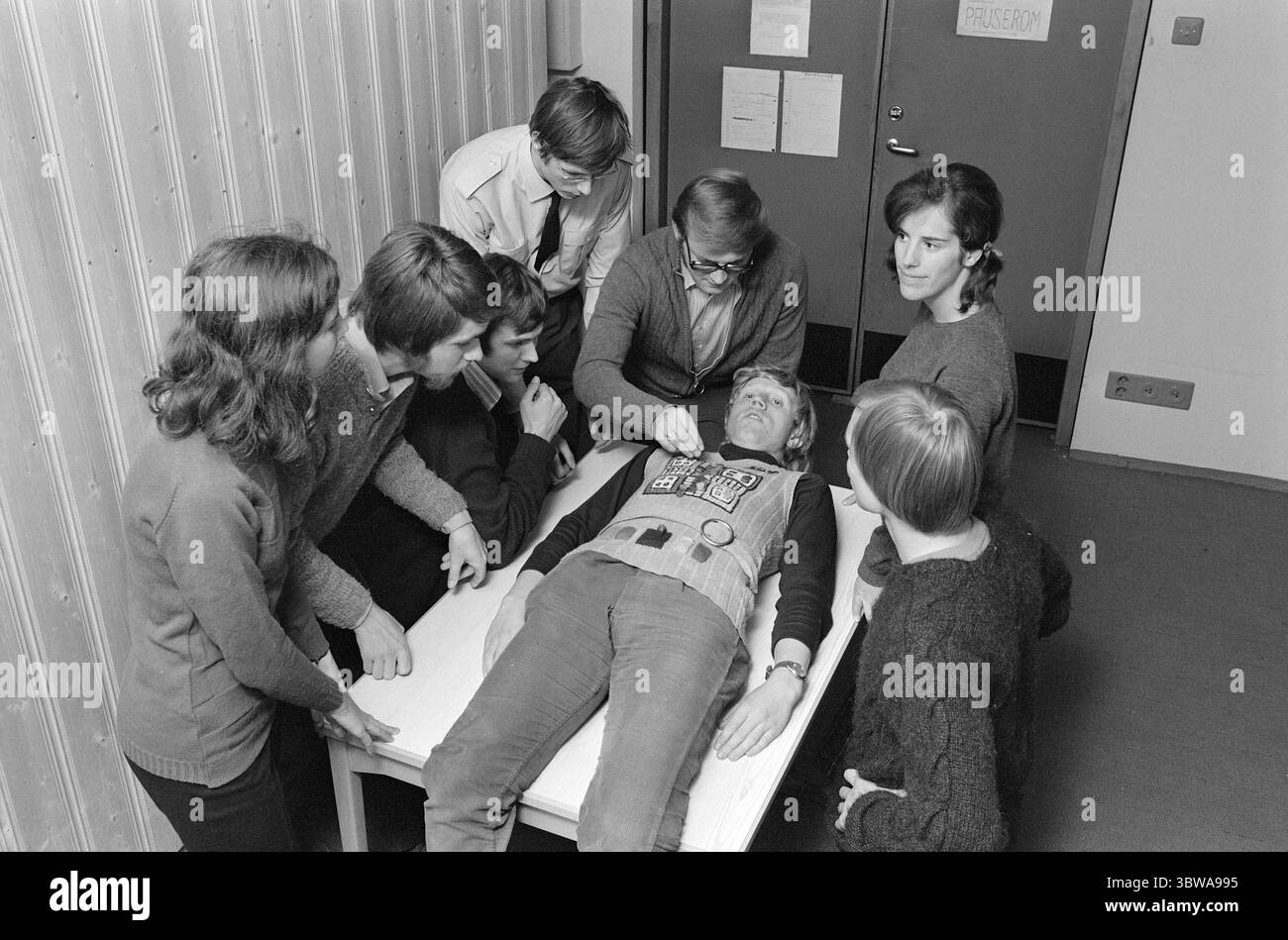 Courant 47 - 11 - 1972 : le peuple Ludo frappe. Le mouvement Ludo a du vent dans les voiles. L'Association norvégienne Ludo a été fondée et mène des recherches sur Ludo. Les Ludistes prennent leur jeu au sérieux. Ludo leader a tordu Rolf Lund avec un pull à la mode brodé avec une planche de ludo au centre. Photo : Aage Storløkken/Aktuell/NTB ***PHOTO NON TRAITÉE *** Banque D'Images