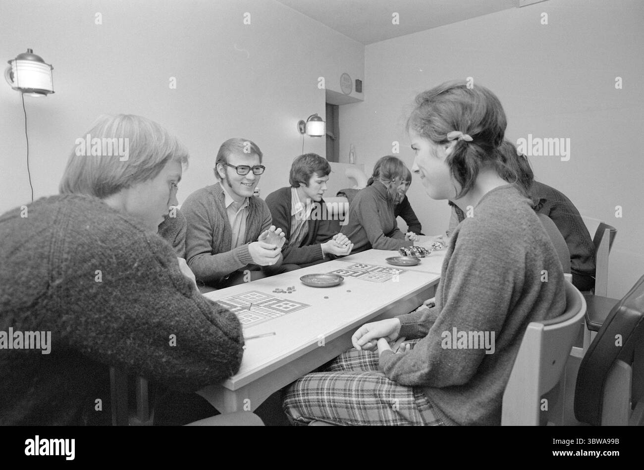 Courant 47 - 11 - 1972 : le peuple Ludo frappe. Le mouvement Ludo a du vent dans les voiles. L'Association norvégienne Ludo a été fondée et mène des recherches sur Ludo. Les Ludistes prennent leur jeu au sérieux. Une concentration profonde et la capacité de combiner sont nécessaires pour sortir victorieux d'un jeu, mais vous pouvez également traiter les concessionnaires avec un sourire. Photo : Aage Storløkken/Aktuell/NTB ***PHOTO NON TRAITÉE *** Banque D'Images