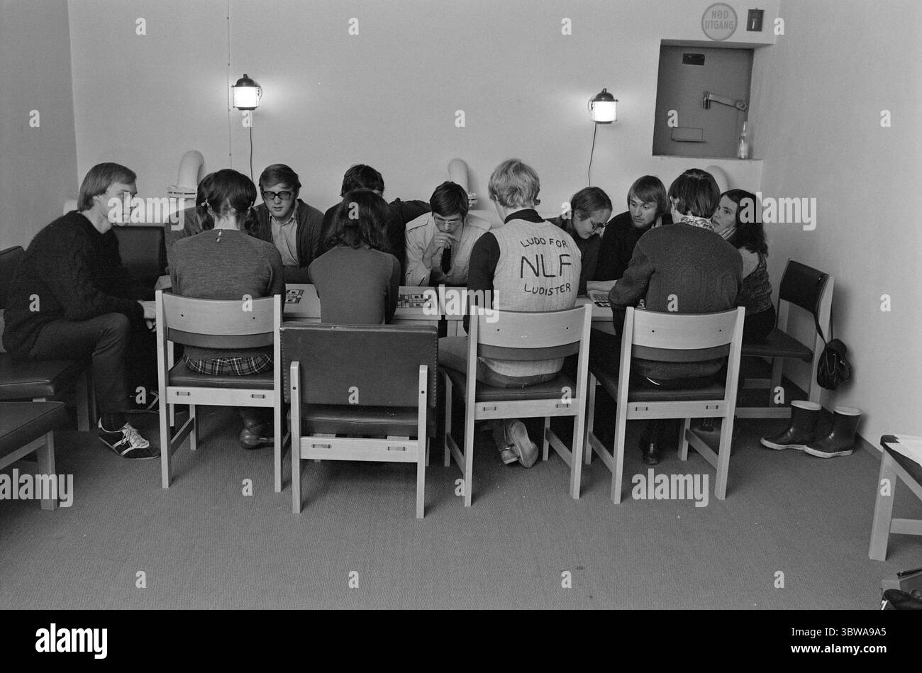 Courant 47 - 11 - 1972 : le peuple Ludo frappe. Le mouvement Ludo a du vent dans les voiles. L'Association norvégienne Ludo a été fondée et mène des recherches sur Ludo. Les Ludistes prennent leur jeu au sérieux. Dans une salle du sous-sol à Blindern, le ludo se joue avec énergie et empathie. Au total, il y a environ 100 membres actifs de l'association. Photo : Aage Storløkken/Aktuell/NTB ***PHOTO NON TRAITÉE *** Banque D'Images