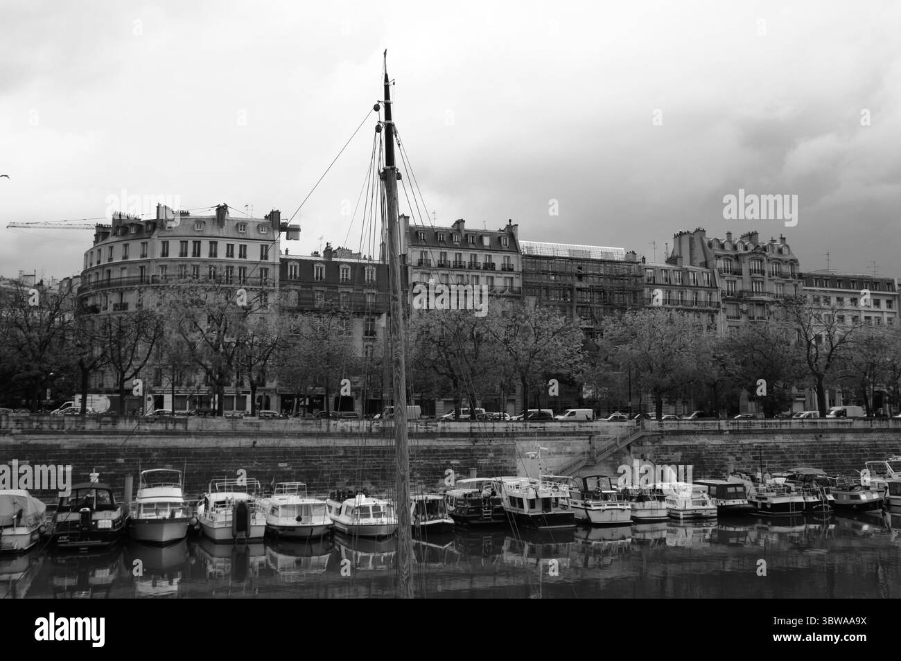 Péniches et bateaux de loisirs amarrés au Port de l’Arsenal, Bastille, Paris, France Banque D'Images