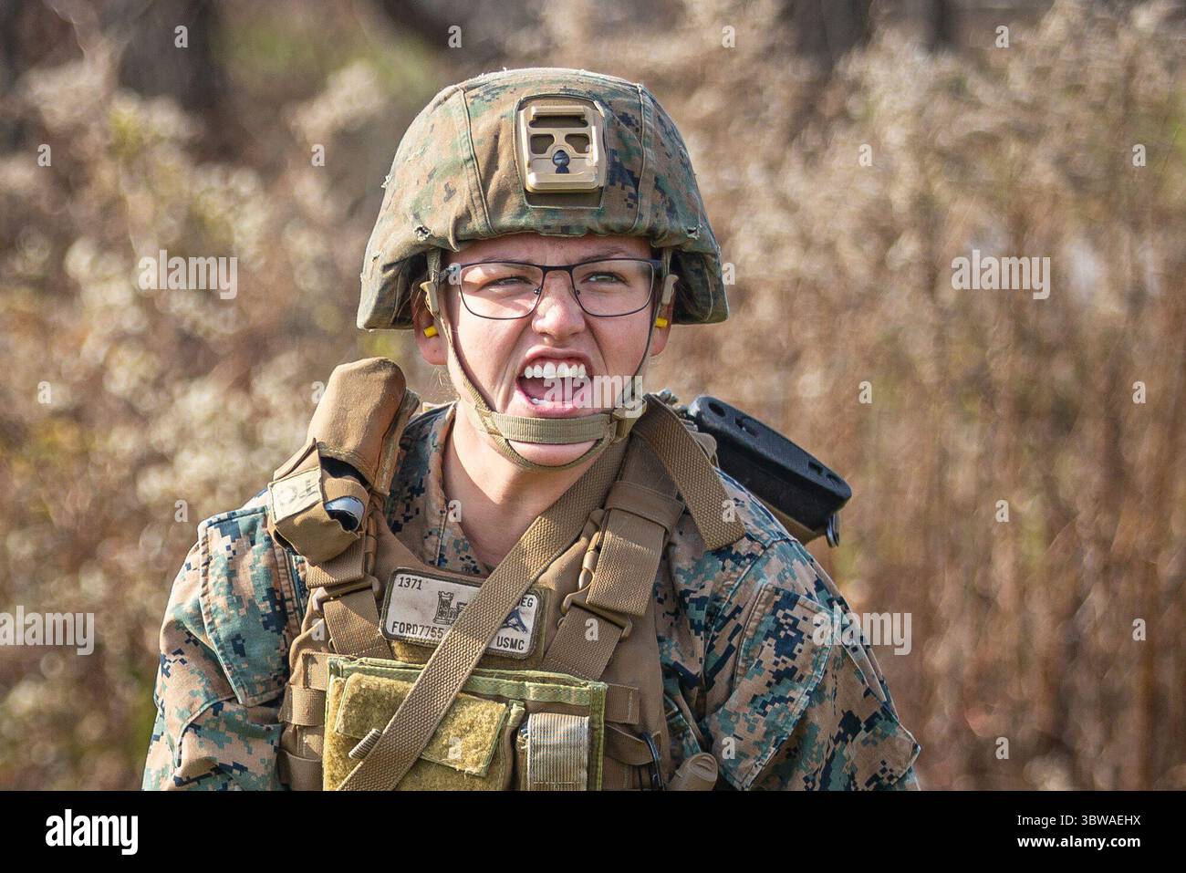 6 novembre 2020 - Fort Drum, New York, États-Unis - corps des Marines des États-Unis Ashlee Ford, un ingénieur de combat, répète un commandement pendant un champ de défense d'équipe dans le cadre de MEFEX 21,1 à Fort Drum, New York, le 6 novembre 2020. Les Marines du 2nd Marine Logistics Group participent au MEFEX 21.1, un exercice de niveau MEF composé d'environ 1 200 Marines et marins à travers l'est des États-Unis. (Crédit image : © U.S. Marines/ZUMA Wire/ZUMAPRESS.com) Banque D'Images