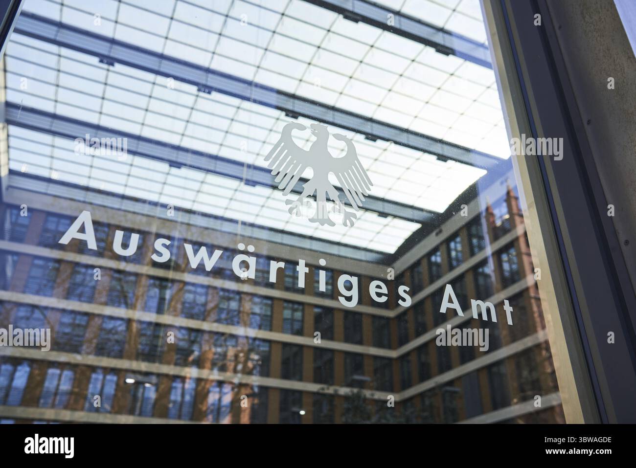 Lettrage du ministère des Affaires étrangères et aigle fédéral sur une porte d'entrée du ministère, Berlin, Berlin, Allemagne Banque D'Images