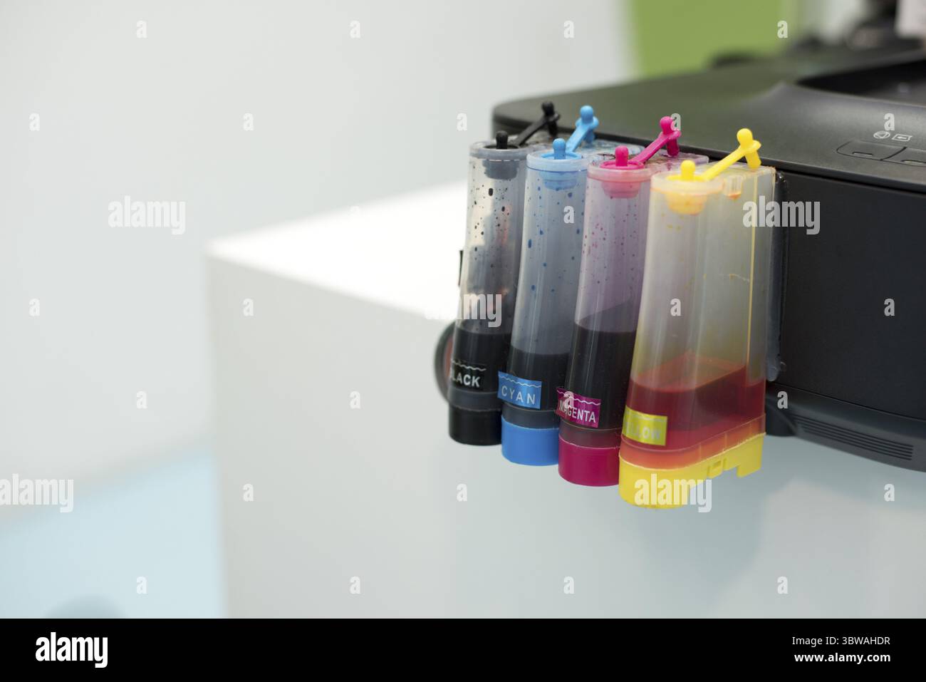 Réservoir à jet d'encre pour imprimante. Concept d'ordinateur et de couleur. Accessoires technologiques et thème d'équipement. Thème Bureau et lieu de travail Banque D'Images