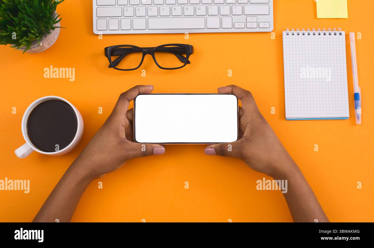 Femme à l'aide de smart phone en orientation horizontale Banque D'Images