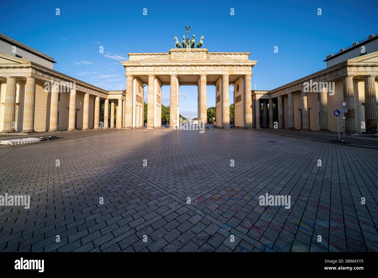 La célèbre porte de Brandebourg à Berlin par un matin ensoleillé sans personne Banque D'Images