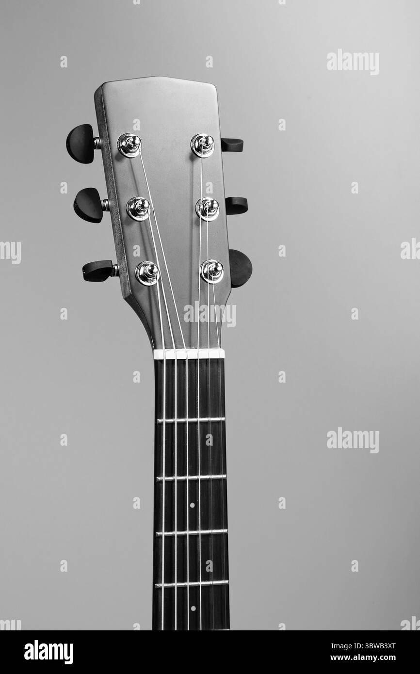 Le tableau de bord d'une guitare acoustique en gros plan. Studio photo d'un instrument de musique. Fond d'écran sur le thème de la guitare ou fond d'écran avec espace à copier. Maquette Banque D'Images