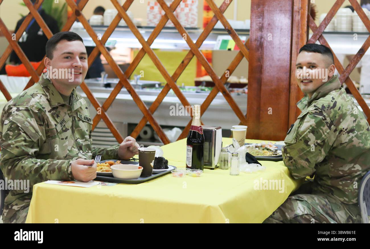 Le 26 novembre 2020, Camp Bondsteel, Kosovo : le 1er lieutenant CHAD PICKERING et le sergent ZACHARY ZIPPE, avec la Garde nationale de l’armée de l’Iowa, sourient alors qu’ils profitent d’un repas de Thanksgiving au Camp Bondsteel, au Kosovo. Les soldats servant dans le Commandement régional-est dans le cadre de Kosovo Force 28 ont célébré la fête tout en suivant les directives du CDC pour COVID-19. (Crédit image : © Sgt. Tawny Schmit/U.S. Armée via ZUMA Wire) Banque D'Images