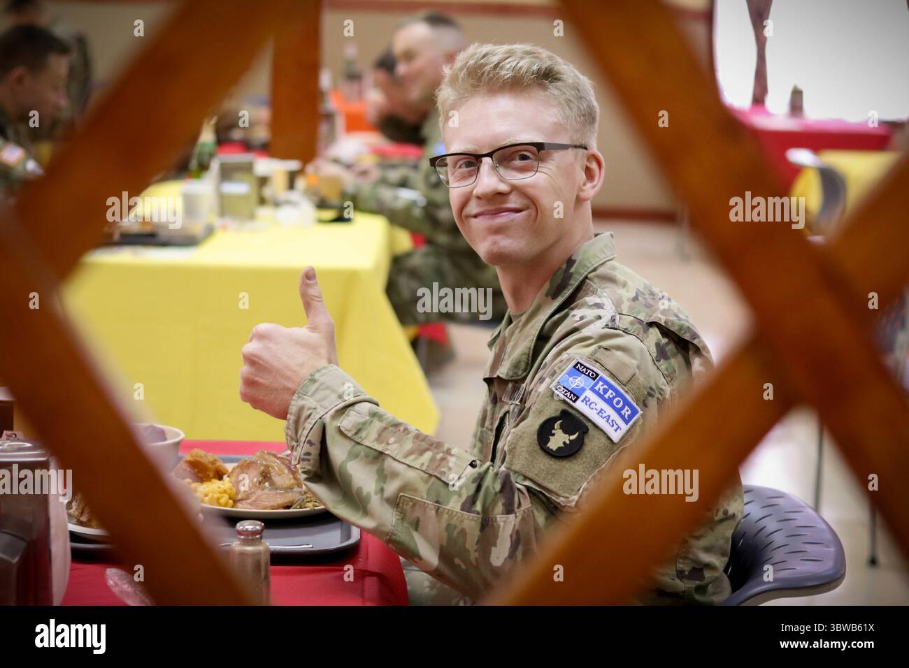 26 novembre 2020, Camp Bondsteel, Kosovo : un soldat de la Garde nationale de l'armée de l'Iowa donne le coup de pouce alors qu'il profite d'un repas de Thanksgiving au Camp Bondsteel, Kosovo. Les soldats servant dans le Commandement régional-est dans le cadre de Kosovo Force 28 ont célébré la fête tout en suivant les directives du CDC pour COVID-19. (Image de crédit : © Staff Sgt. Tawny Schmit/U.S. Armée via ZUMA Wire) Banque D'Images