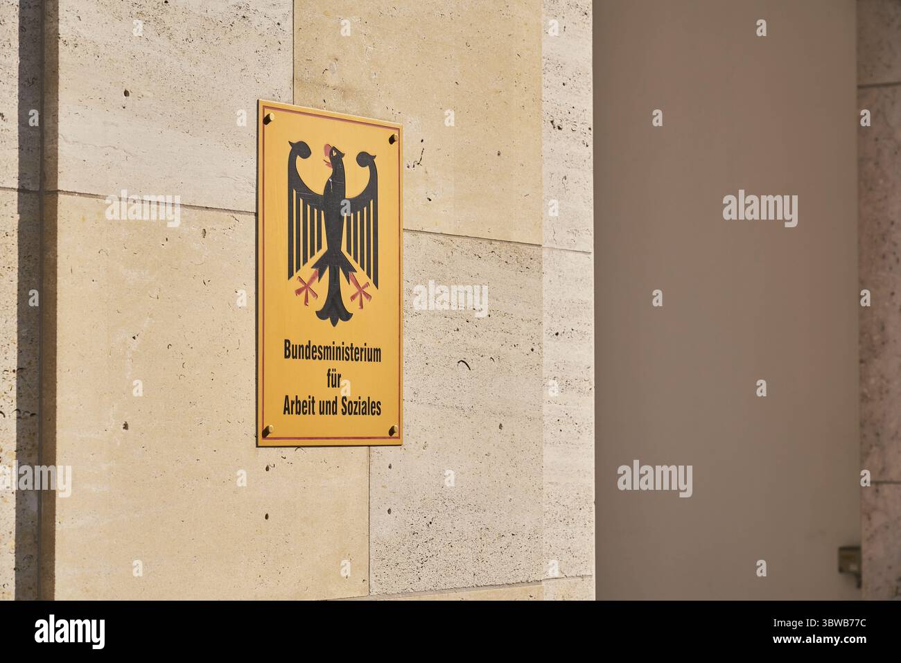 Signature Ministère fédéral du travail et des Affaires sociales sur le bâtiment du Ministère, Berlin, Berlin, Allemagne Banque D'Images