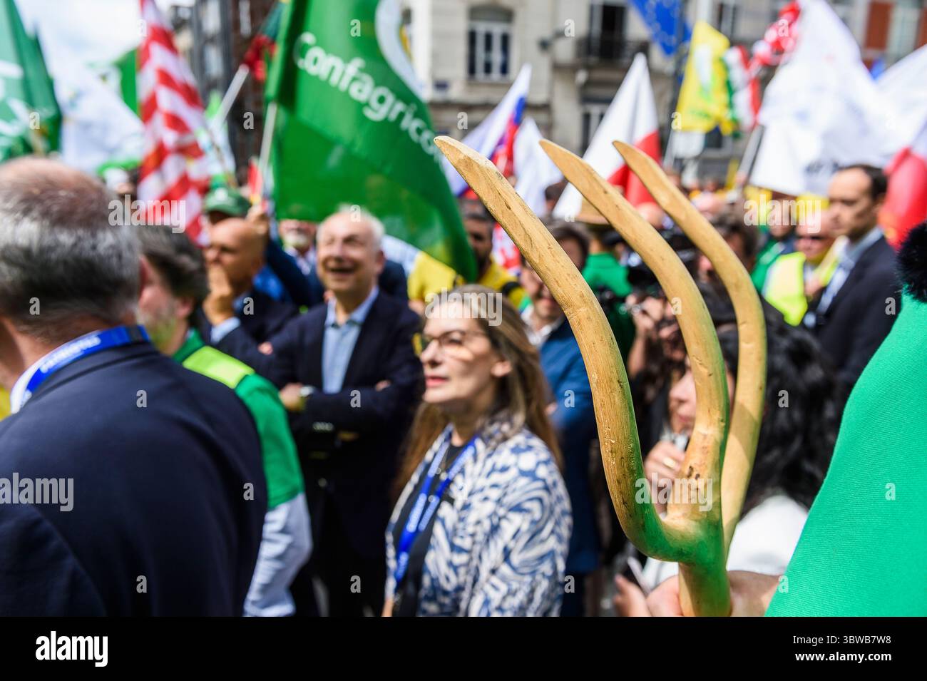 Quelques représentants des fédérations agricoles européennes et des syndicats se sont rassemblés à Bruxelles pour appeler au maintien d'un budget et d'une Co Banque D'Images