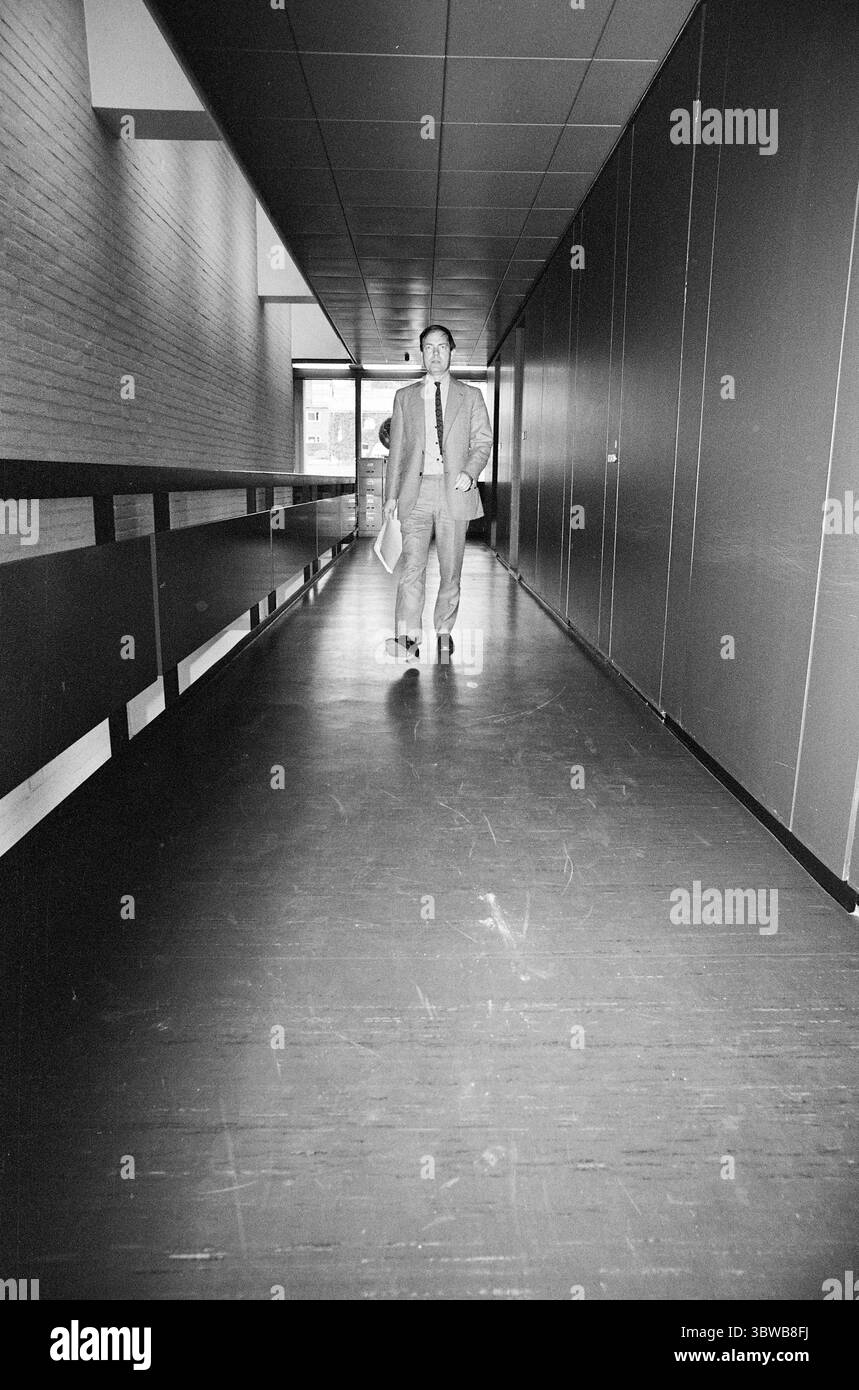 Aktuell 41-8-1971 : L'évasion de Dagsrevyen.il y a eu un grand abandon d'employés à Dagsrevyen. La dernière personne à sortir est Per Juul – le responsable du quart de nuit. Il est évident qu'il y a quelque chose qui cloche dans les conditions de travail au ministère. Photo : Aage Storløkken / Aktuell / NTB ***PHOTO NON TRAITÉE*** *texte traduit automatiquement* Banque D'Images