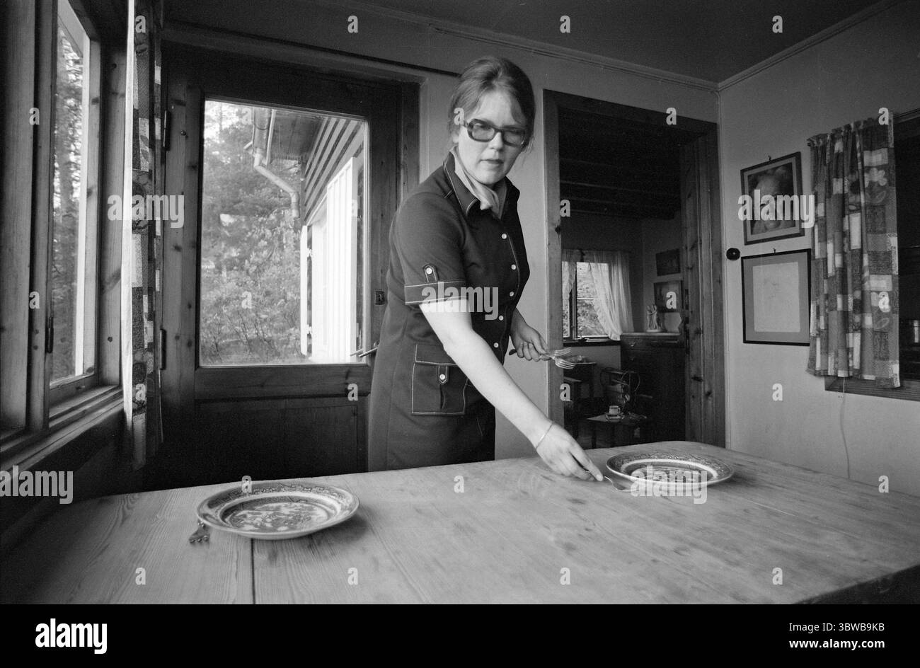 Aktuell 23-4-1971 : Job sharing.Norsk Medisinaldepot est l'une des entreprises qui a exprimé sa volonté d'essayer des heures de travail partagées. Le partage des heures de travail est une initiative du Conseil norvégien de la famille où mari et femme partagent les heures de travail dans une entreprise. Le couple Anne et Johannes Bulko en bénéficient. Ils alternent entre être une mère au foyer et aller travailler. Photo : Ivar Aaserud / Aktuell / NTB ***PHOTO NON TRAITÉE *** *texte traduit automatiquement* Banque D'Images