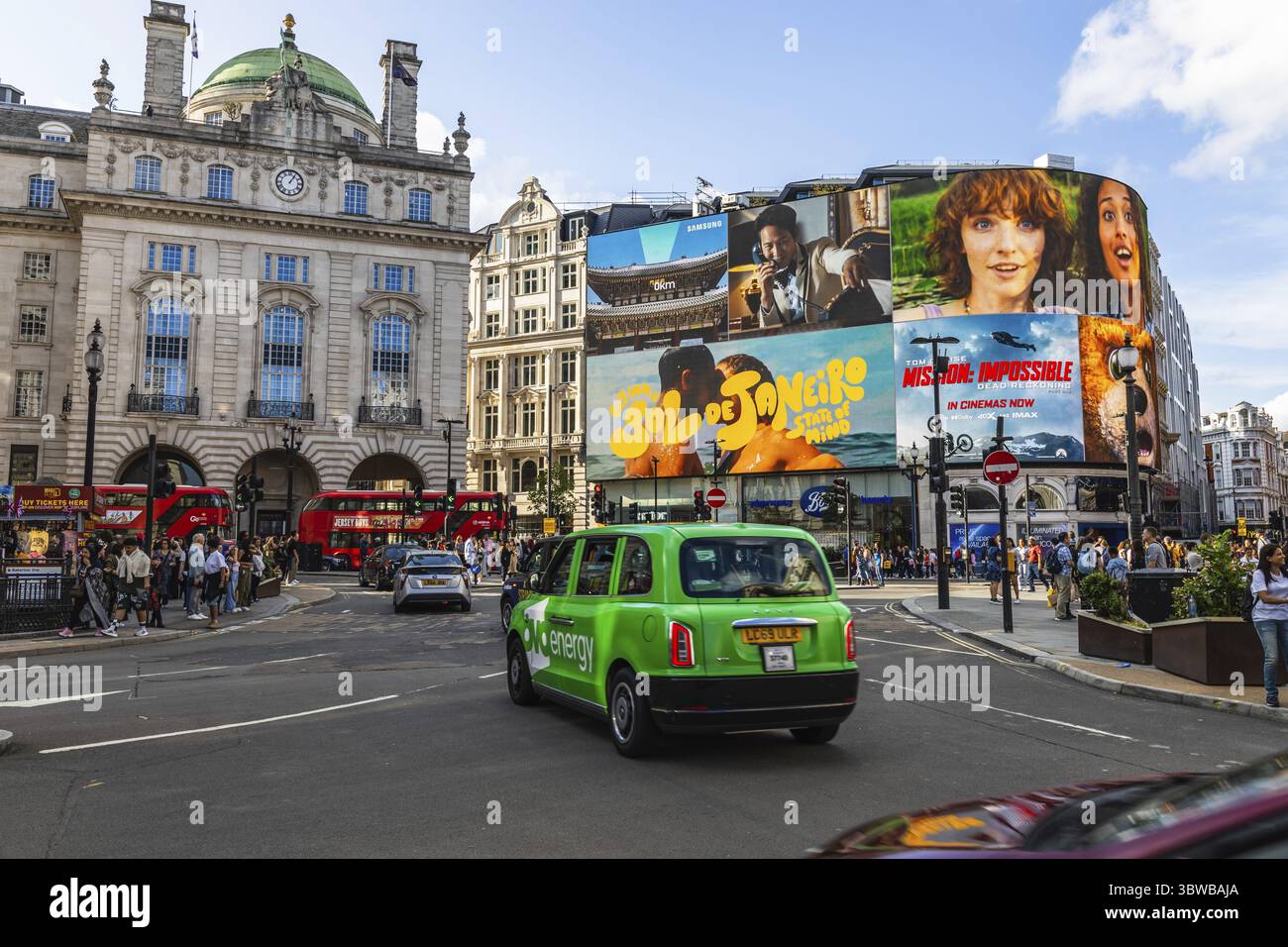 Piccadilly Circus animé à Londres avec des panneaux d'affichage dynamiques, des bâtiments historiques et un taxi vert. Londres, Royaume-Uni, 23 juillet 2023 Banque D'Images