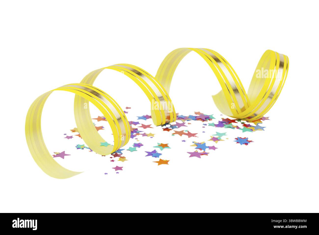 Confettis multicolores en forme d'étoiles et rayures jaune d'or avec ruban enroulé en spirale isolé sur fond blanc Banque D'Images
