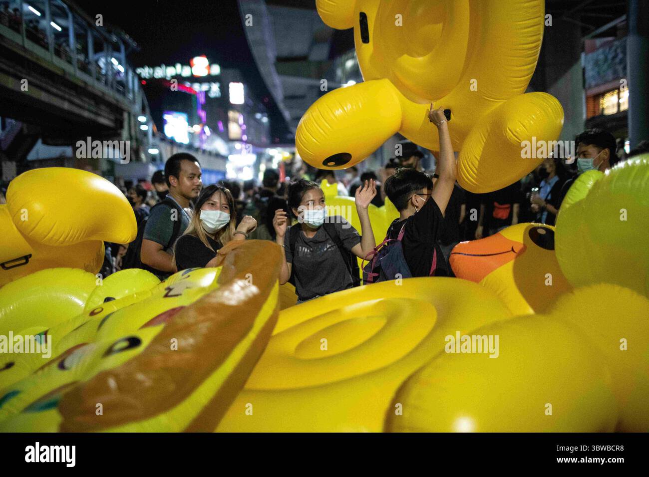27 novembre 2020, Bangkok, Thaïlande : des manifestants pro-démocratie tiennent des canards jaunes gonflables lors d'une manifestation antigouvernementale dans la capitale thaïlandaise. Des milliers de manifestants pro-démocratie ont organisé une manifestation appelée â€˜coup drillâ€™ à l’intersection de Lad Phrao pour réclamer la démission du premier ministre thaïlandais et la réforme de la monarchie. (Crédit image : © Geem Drake/SOPA images via ZUMA Wire) Banque D'Images